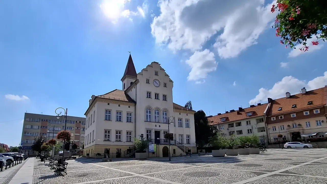 Rynek w Trzebnicy w pogodny i ciepły dzień