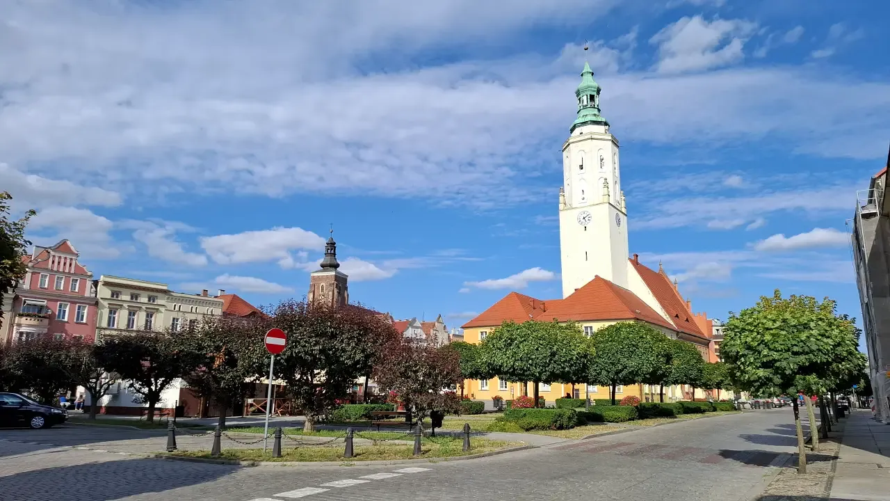 Panorama Rynku w Namysłowie z zabytkową zabudową i kościołem