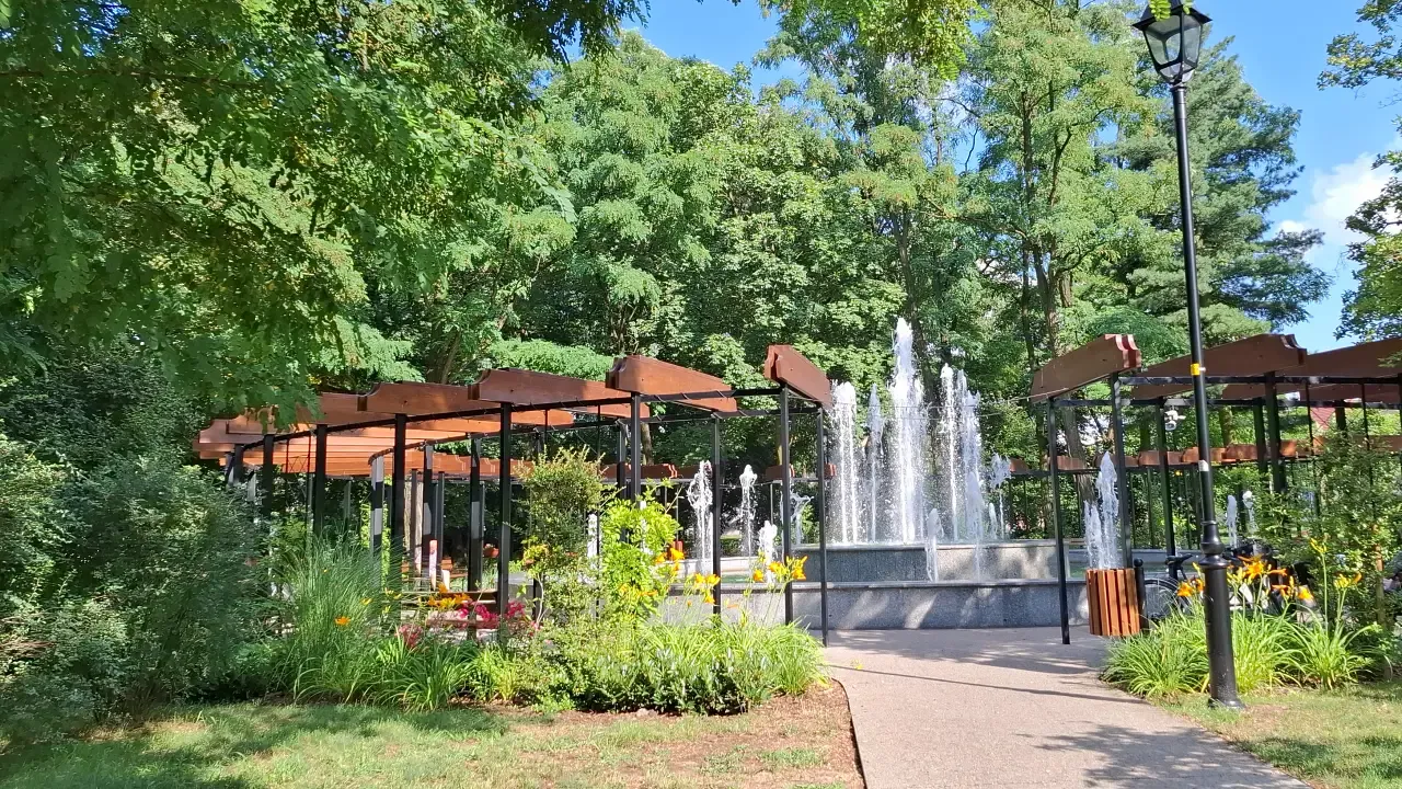 Park Miejski w Ostrzeszowie z fontanną, alejkami i dojrzałymi drzewami