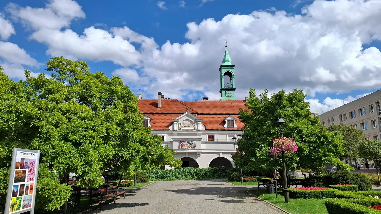 Rynek w Kluczborku z ratuszem i zielenią miejską
