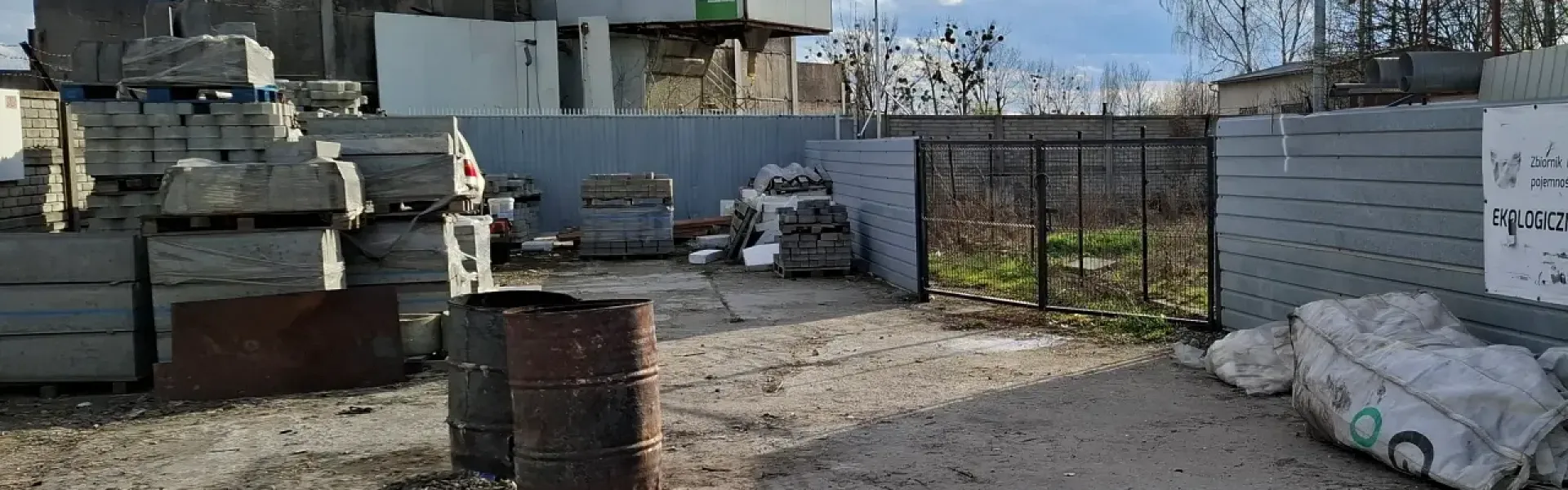 Tu na razie jest beton i chwasty. I to jest nasz początek.