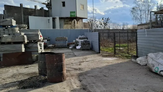 Tu na razie jest beton i chwasty. I to jest nasz początek.