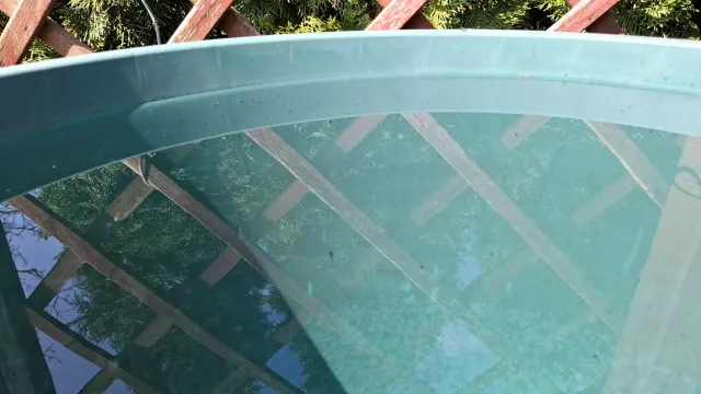 Jak zbierać deszczówkę z dachu - od rynny do ogrodu