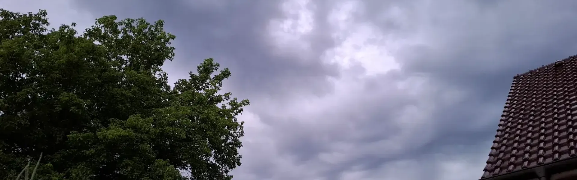 Dlaczego woda podczas ulewy może wrócić z kanalizacji? Jak działa klapa burzowa i kiedy warto ją zamontować?