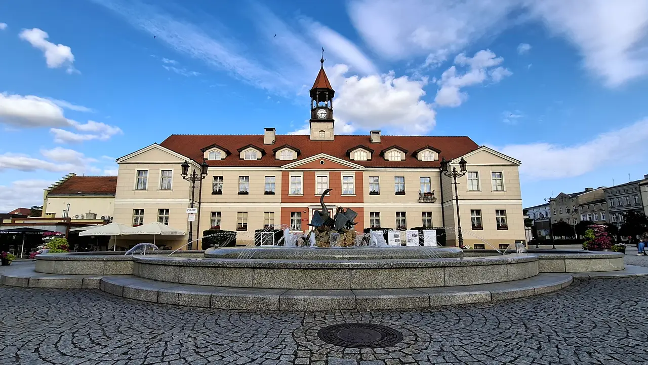 Rynek i Ratusz w Kępnie oraz fontanna z rzeźbami łabędzi