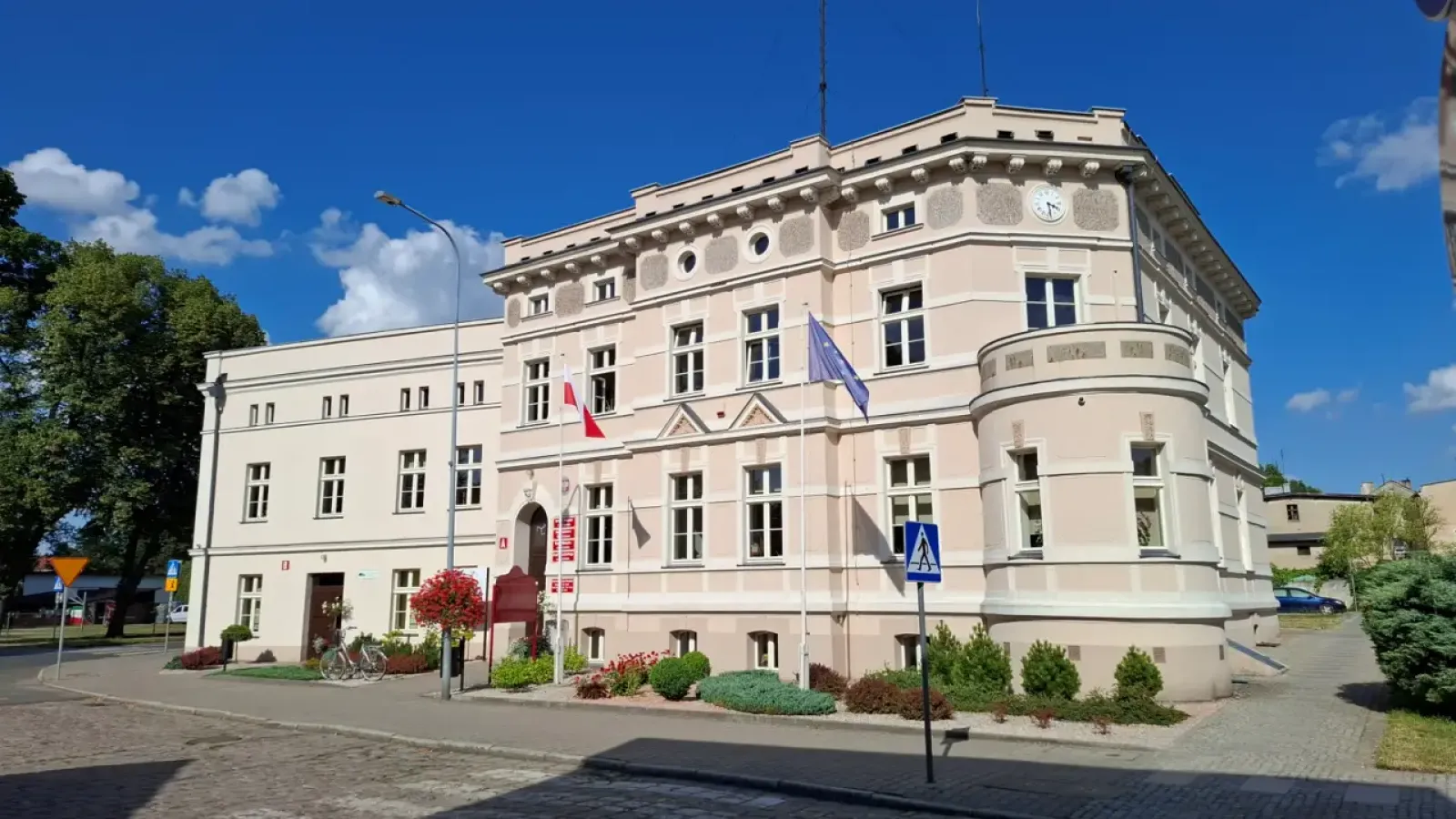 Urząd Miejski w Bierutowie w lipcowe popołudnie