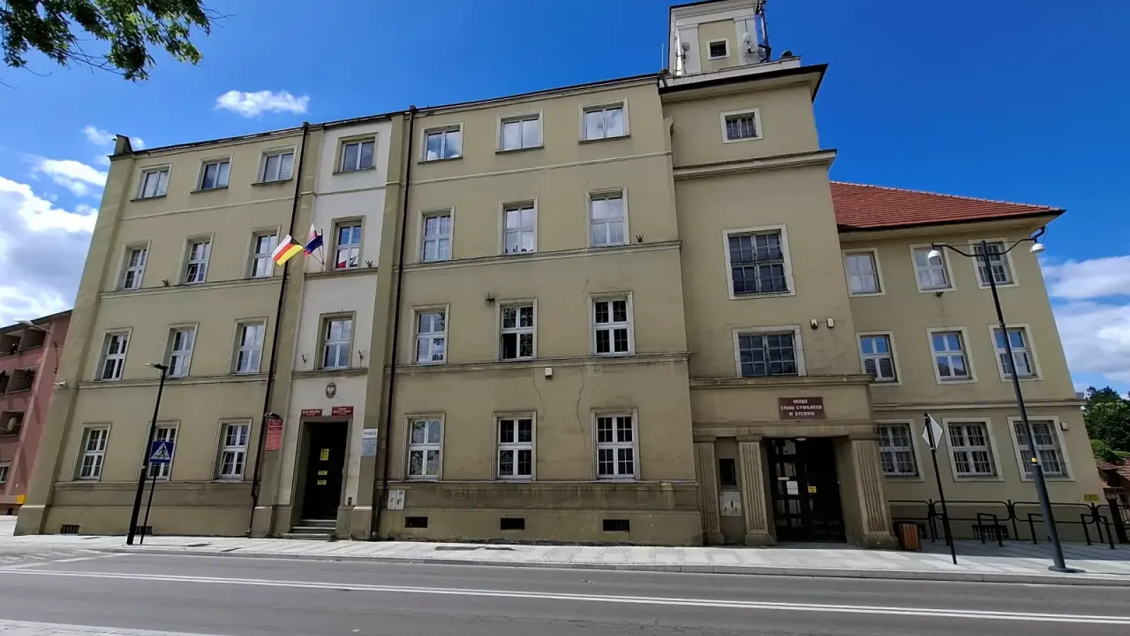 Budynek Urzędu Miasta i Gminy Syców przy ulicy Mickiewicza w słoneczny dzień