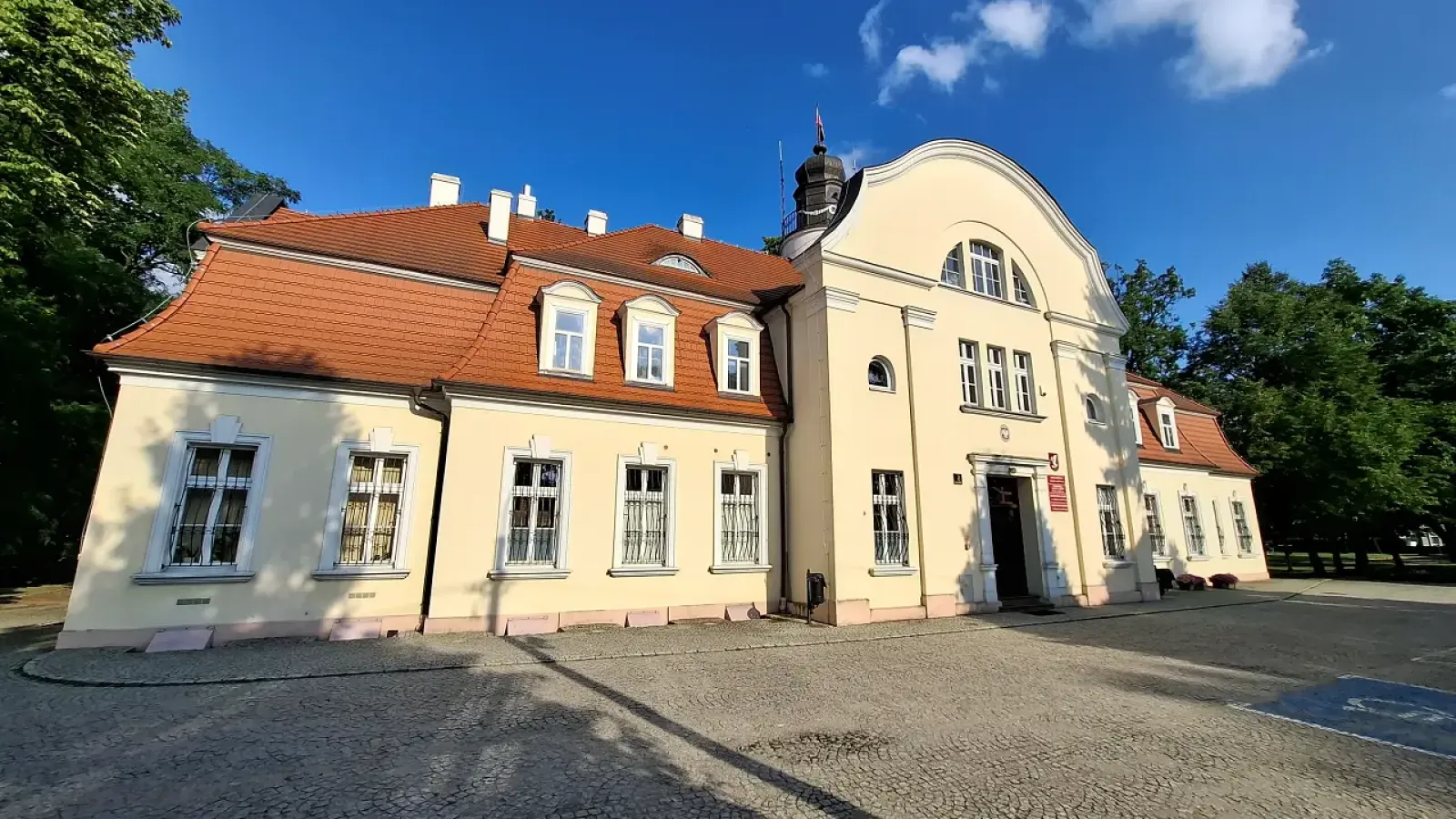 Siedziba Urzędu Miasta i Gminy w Grabowie nad Prosną w zabytkowym budynku dawnego dworu