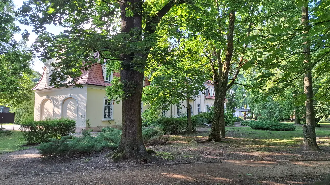 Urząd Miasta i Gminy w Grabowie nad Prosną położony w zabytkowym parku