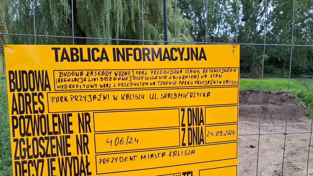 Tablica budowy stawu hydrofitowego i kaskady wodnej w Parku Przyjaźni w Kaliszu