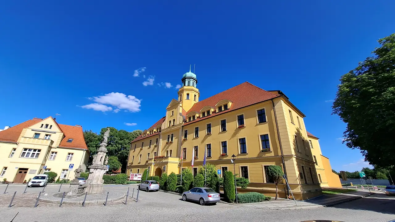 Starostwo powiatowe w Wołowie ma siedzibę w Zamku piastowskim z XIV wieku