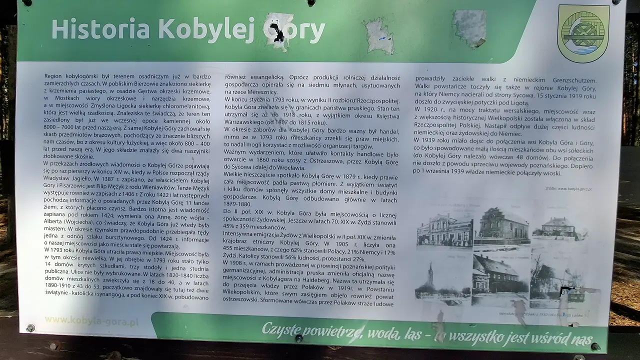 Tablica informacyjna przedstawiająca historię Kobylej Góry.