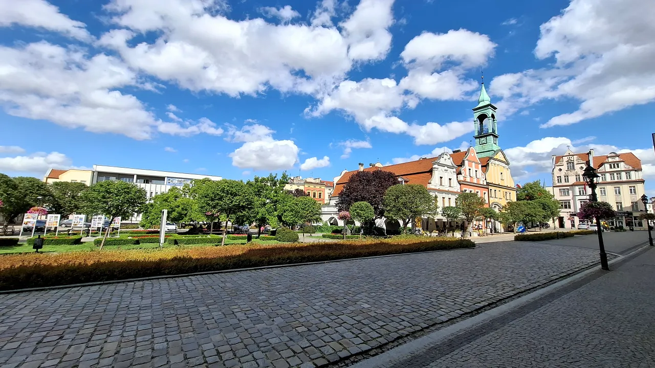 Drzewa, rabaty i zieleń na rynku w Kluczborku